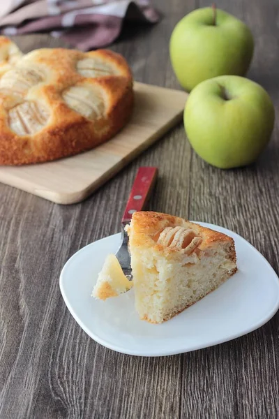 Ev yapımı elmalı turta elmalı ahşap bir gemide. Gıda kavramı. 