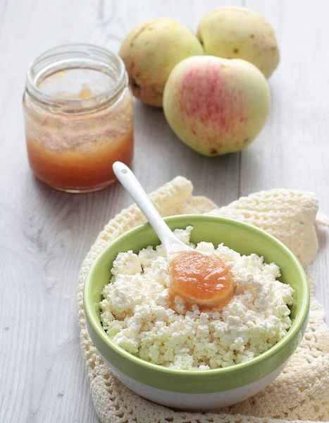 Cottage cheese with apple jam — Stock Photo, Image