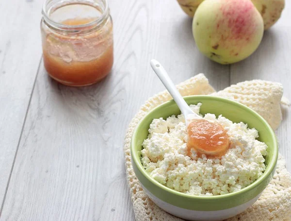 Queso cottage con mermelada de manzana —  Fotos de Stock