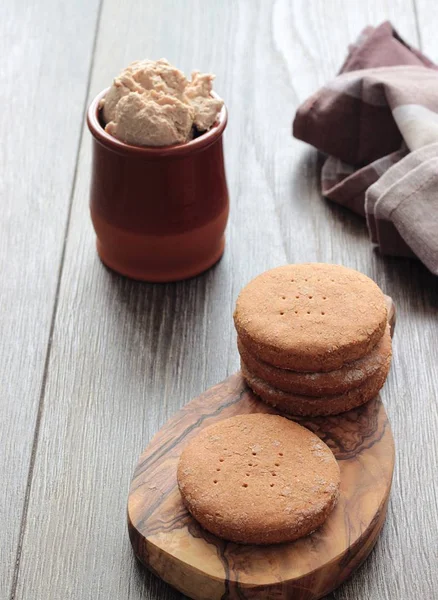 Paté de hígado de pollo casero fresco en pan plano y en frasco sobre fondo rústico — Foto de Stock