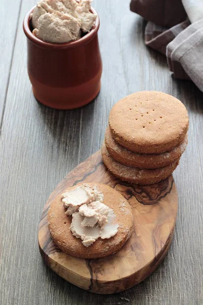 Fresh homemade chicken liver pate on flatbread and in jar over rustic background — Stock Photo, Image