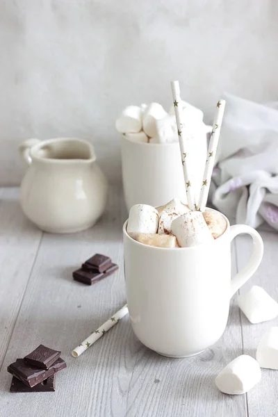 Taça branca de chocolate quente com marshmallows e canela. Hora de Inverno. Conceito de férias. Foco seletivo — Fotografia de Stock