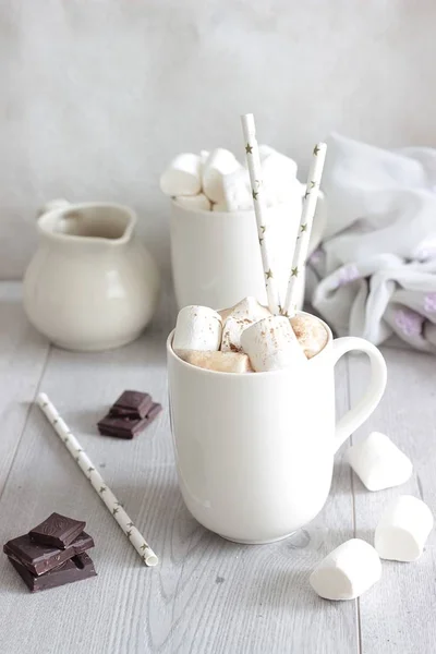 Taça branca de chocolate quente com marshmallows e canela. Hora de Inverno. Conceito de férias. Foco seletivo — Fotografia de Stock