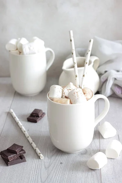 Taça branca de chocolate quente com marshmallows e canela. Hora de Inverno. Conceito de férias. Foco seletivo — Fotografia de Stock