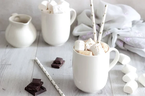 Белая чашка горячего шоколада с зефиром и корицей. Зимнее время. Концепция праздника. Селективный фокус — стоковое фото