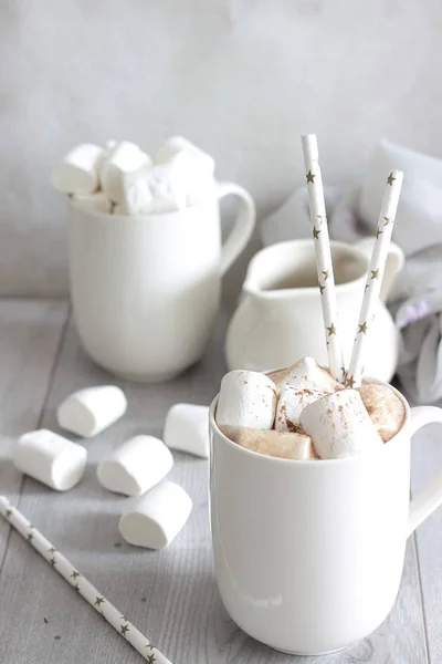 Wit kopje warme chocoladedrank met marshmallows en kaneel. Wintertijd. Concept van de vakantie. Selectieve aandacht — Stockfoto
