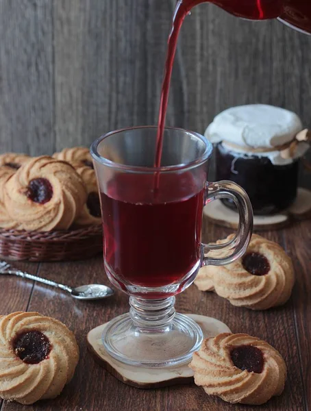 Kırmızı çay çaydanlık bir bardağa dökülür. Çay molası Zamanı.