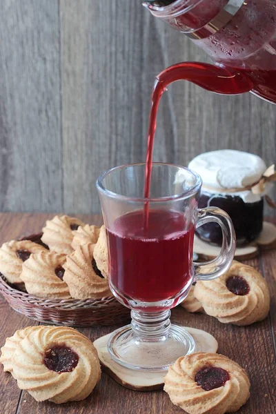 Kırmızı çay çaydanlık bir bardağa dökülür. Çay molası Zamanı.