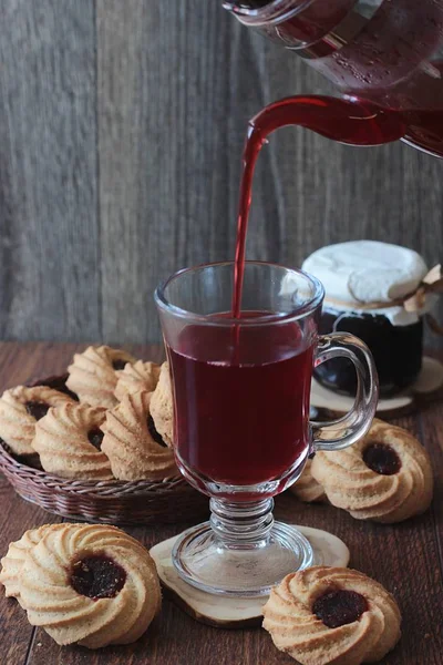 Kırmızı çay çaydanlık bir bardağa dökülür. Çay molası Zamanı.