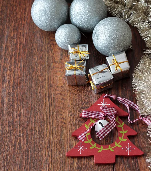 Kerstmis of Nieuwjaar frame op houten achtergrond, bovenaanzicht, kopie ruimte. — Stockfoto