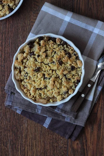 Ev yapımı tatlı elma çikolata tatlı ahşap zemin üzerine krema ile harap