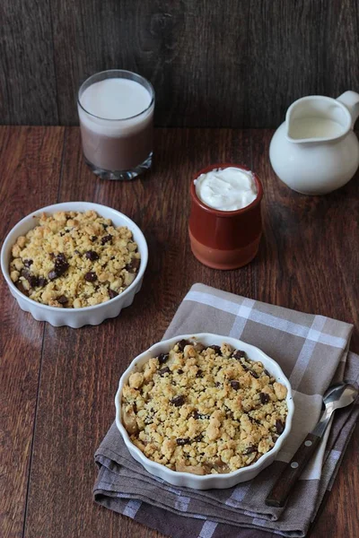 Ev yapımı tatlı elma çikolata tatlı ahşap zemin üzerine krema ile harap