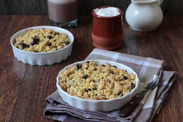 Ev yapımı tatlı elma çikolata tatlı ahşap zemin üzerine krema ile harap