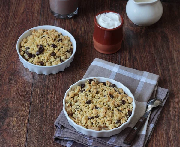 Ev yapımı tatlı elma çikolata tatlı ahşap zemin üzerine krema ile harap