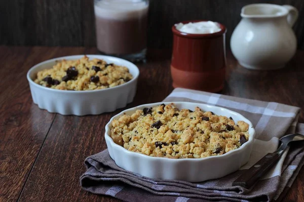 Ev yapımı tatlı elma çikolata tatlı ahşap zemin üzerine krema ile harap