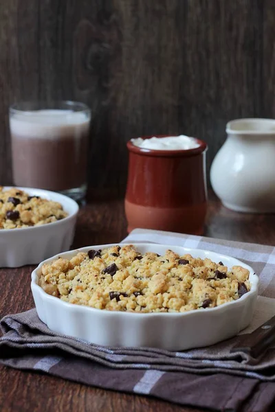 Ev yapımı tatlı elma çikolata tatlı ahşap zemin üzerine krema ile harap