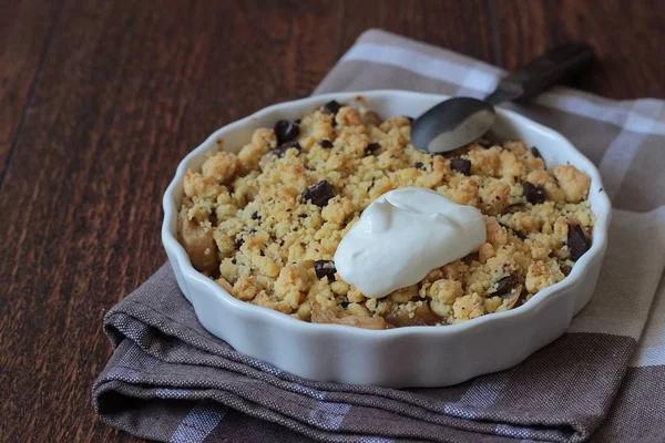 Ev yapımı tatlı elma çikolata tatlı ahşap zemin üzerine krema ile harap