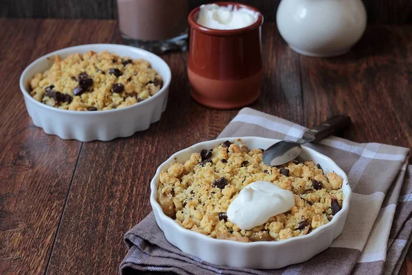 Ev yapımı tatlı elma çikolata tatlı ahşap zemin üzerine krema ile harap