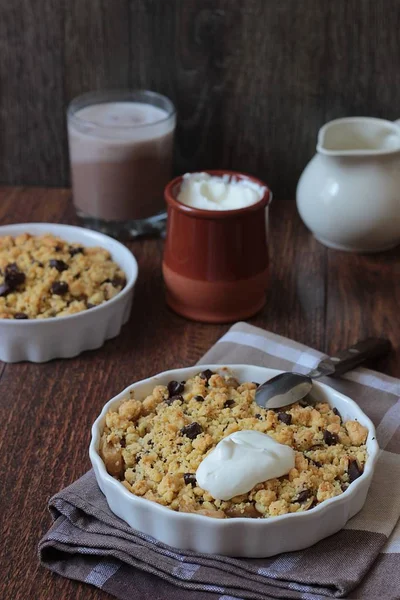 Ev yapımı tatlı elma çikolata tatlı ahşap zemin üzerine krema ile harap