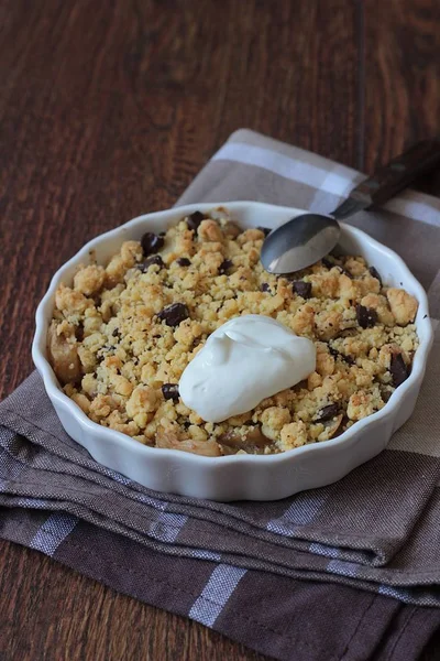 Ev yapımı tatlı elma çikolata tatlı ahşap zemin üzerine krema ile harap