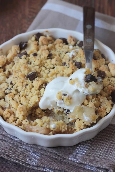 Ev yapımı tatlı elma çikolata tatlı ahşap zemin üzerine krema ile harap