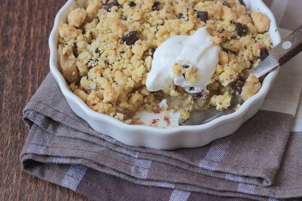 Ev yapımı tatlı elma çikolata tatlı ahşap zemin üzerine krema ile harap