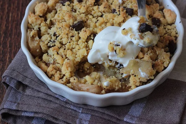 Ev yapımı tatlı elma çikolata tatlı ahşap zemin üzerine krema ile harap