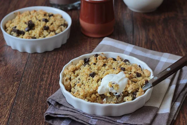 Ev yapımı tatlı elma çikolata tatlı ahşap zemin üzerine krema ile harap