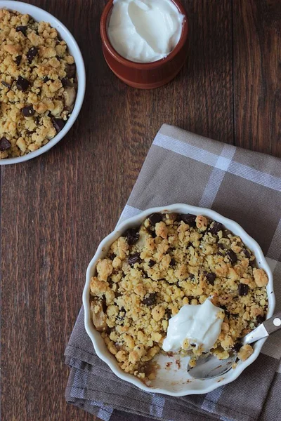 Ev yapımı tatlı elma çikolata tatlı ahşap zemin üzerine krema ile harap