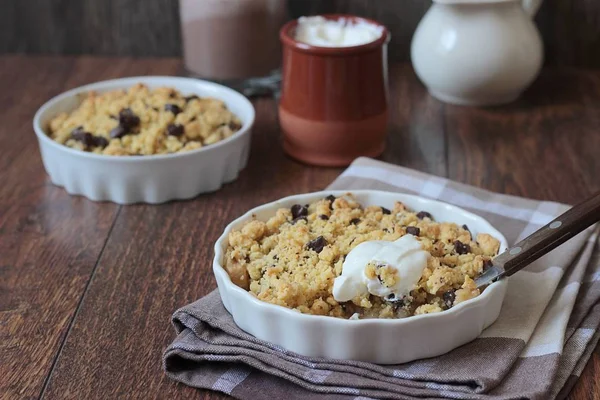 Ev yapımı tatlı elma çikolata tatlı ahşap zemin üzerine krema ile harap