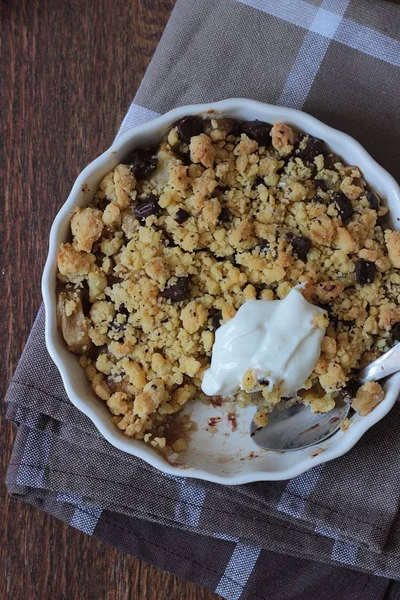 Ev yapımı tatlı elma çikolata tatlı ahşap zemin üzerine krema ile harap