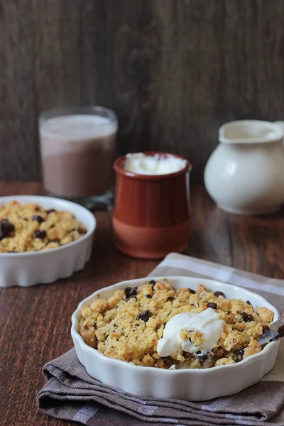 Ev yapımı tatlı elma çikolata tatlı ahşap zemin üzerine krema ile harap