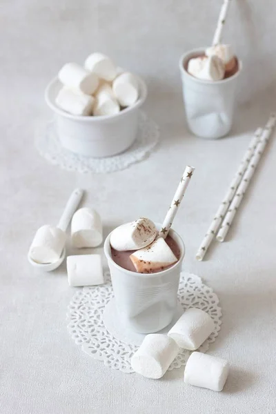 Bebida de cacau quente com marshmallows e canela — Fotografia de Stock