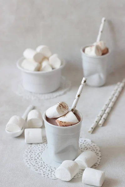 Warme cacao drank met marshmallows en kaneel — Stockfoto