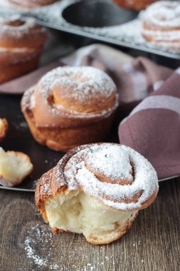 Clay tepsiye (kruvasan ve muffin gibi) modern ev yapımı hamur işleri cruffins pudra şekeri ile hizmet.