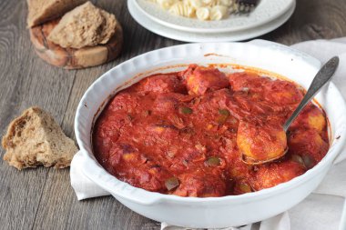 Makarna ile domates ve Sarımsak soslu tavuk köfte.