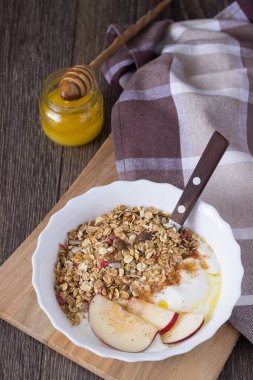 Yunan yoğurt kase müsli, elma, tarçın ve bal ile. Sağlıklı kahvaltı. Müsli cam. 