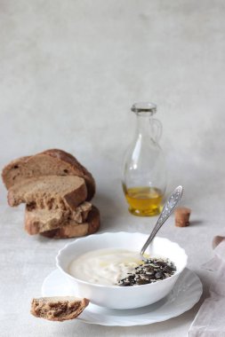 Krem karnabahar çorbası tohumlar üzerinde beyaz bir arka plan ile. Sağlıklı gıda.