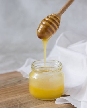 Bal, cam kavanozda, ahşap ballı.