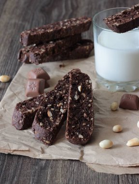 Fıstık ve bir bardak süt ile ev yapımı koyu çikolata bisküvi tatlılar