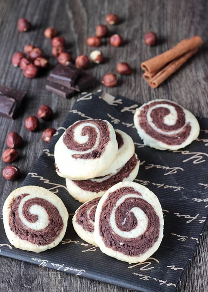 Vanília Csokoládé Cookie Darab Csokoládé Mogyoró Fából Készült Háttér — Stock Fotó