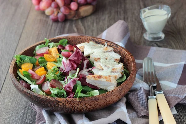 Gegrilde Kipfilet Roze Druiven Tomaten Met Kleurrijke Salade Mix Met — Stockfoto