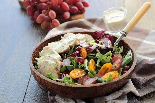 Gegrilde Kipfilet Roze Druiven Tomaten Met Kleurrijke Salade Mix Met — Stockfoto