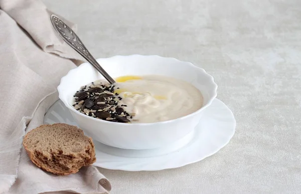 Sopa Creme Couve Flor Com Sementes Fundo Branco Alimentos Saudáveis — Fotografia de Stock