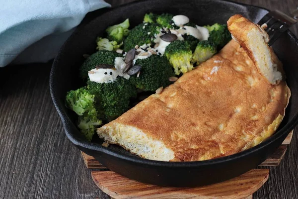Zelfgemaakte Kaas Omelet Broccoli Met Saus Een Frypan — Stockfoto