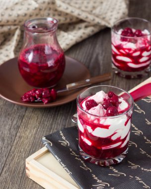 Krem ve kiraz tatlı cam üzerinde ahşap kurulunda görev yapmaktadır.