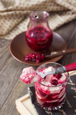 Krem ve kiraz tatlı cam üzerinde ahşap kurulunda görev yapmaktadır.
