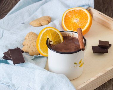 Sıcak çikolata veya kakao içki portakal ve tarçın sopayla gingerbread çerezleri ve çikolata parçaları ile servis.