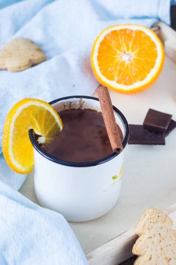 Sıcak çikolata veya kakao içki portakal ve tarçın sopayla gingerbread çerezleri ve çikolata parçaları ile servis.