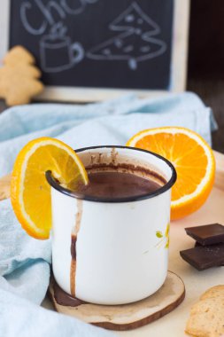 Sıcak çikolata veya kakao içki portakal ve tarçın sopayla gingerbread çerezleri ve çikolata parçaları ile servis.